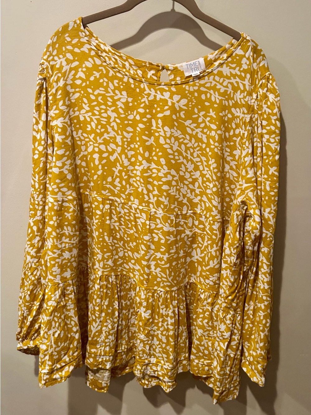 Time & Tru Women’s Gold/White Abstract Floral Blouse, XXXL (22W)